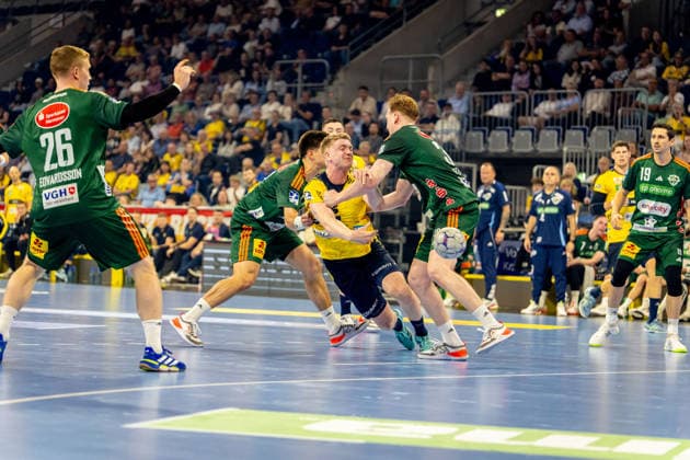 Handball, HBL, Rhein-Neckar Löwen - TSV Hannover-Burgdorf #4 03.06.2026, xdaymx, Handball Daikin HBL, Rhein Neckar Loewen - TSV Hannover-Burgdorf Haukur Thrastarson (Rhein-Neckar Löwen) wird hart angegangen von Renars Uscins (TSV Hannover-Burgdorf) und Lukas Stutzke (TSV Hannover-Burgdorf) (DFL DFB REGULATIONS PROHIBIT ANY USE OF PHOTOGRAPHS as IMAGE SEQUENCES and or QUASI-VIDEO) Mannheim