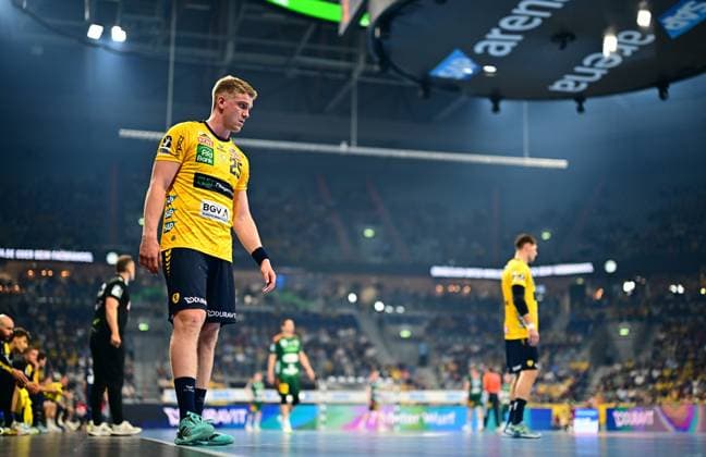 Handball, HBL, Rhein-Neckar Löwen - TSV Hannover-Burgdorf #4 Haukur Thrastarson ( 25; Rhein Neckar Löwen) steht während des Spiels auf dem Parkett der Arena und blickt konzentriert zur Seite. Im Hintergrund sind weitere Spieler beider Teams sowie die gefüllten Zuschauerränge zu sehen. Haukur Thrastarson ( 25; Rhein Neckar Löwen) auf dem Spielfeld Copyright: xMichaelxGelhardtx