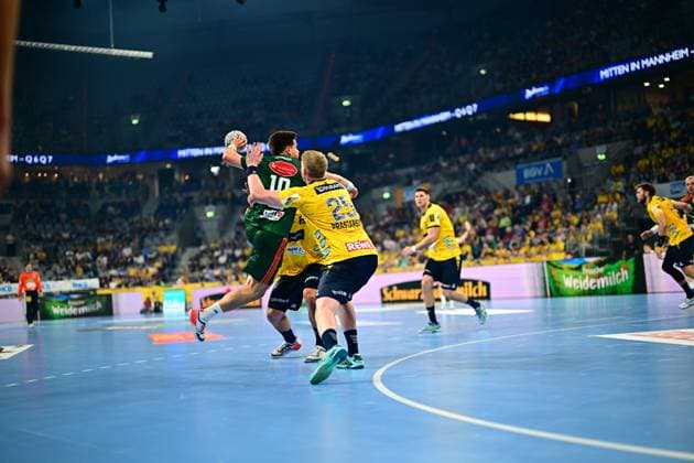 Handball, HBL, Rhein-Neckar Löwen - TSV Hannover-Burgdorf #4 Renars Uscins ( 10; TSV Hannover Burgdorf) springt zum Wurf und wird dabei von Haukur Thrastarson ( 25; Rhein Neckar Löwen) geblockt. Die Szene findet vor ausverkauftem Haus in der SAP Arena Mannheim statt. Renars Uscins ( 10; TSV Hannover Burgdorf) im Wurf gegen Rhein Neckar Löwen Copyright: xMichaelxGelhardtx