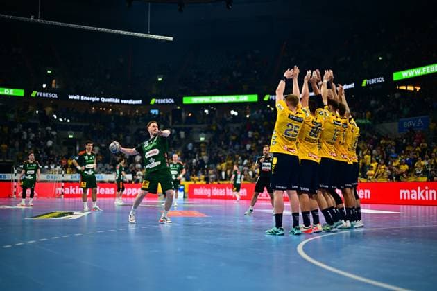 Handball, HBL, Rhein-Neckar Löwen - TSV Hannover-Burgdorf #4 Lukas Stutzke ( 39; TSV Hannover-Burgdorf) bereitet einen Freiwurf vor, während Haukur Thrastarson ( 25; Rhein Neckar Löwen), Jannik Kohlbacher ( 80; Rhein Neckar Löwen) und weitere Löwen-Spieler eine Mauer mit erhobenen Armen bilden. Im Hintergrund ist das Tor mit Leif Tissier ( 7; TSV Hannover-Burgdorf) zu sehen. Lukas Stutzke ( 39; TSV Hannover-Burgdorf) beim Freiwurf gegen Löwen-Mauer Copyright: xMichaelxGelhardtx