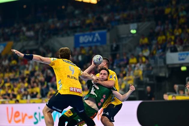 Handball, HBL, Rhein-Neckar Löwen - TSV Hannover-Burgdorf #4 Leif Tissier ( 7; TSV Hannover Burgdorf) kämpft mit dem Ball in der Hand gegen zwei Abwehrspieler der Rhein Neckar Löwen, darunter Steven Plucnar Jacobsen ( 9; Rhein Neckar Löwen). Die Szene zeigt einen intensiven Zweikampf vor ausverkaufter Kulisse. Leif Tissier ( 7; TSV Hannover Burgdorf) im Zweikampf gegen Rhein Neckar Löwen Copyright: xMichaelxGelhardtx