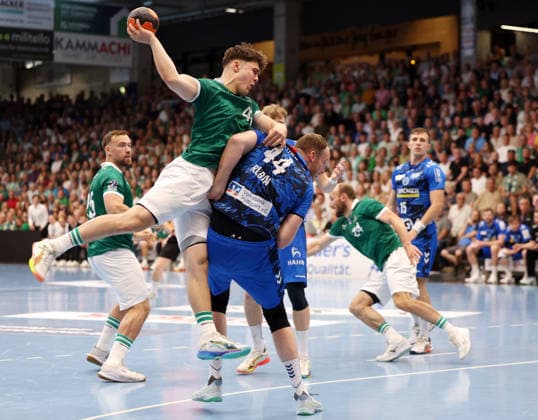 Handball, HBL, Frisch Auf! Göppingen - TVB 1898 Stuttgart #3 Göppingen Handball Frisch Auf ! Göppingen vs. TVB Stuttgart, v.l. Elias Newel (Göppingen), Lenny Rubin (TVB)