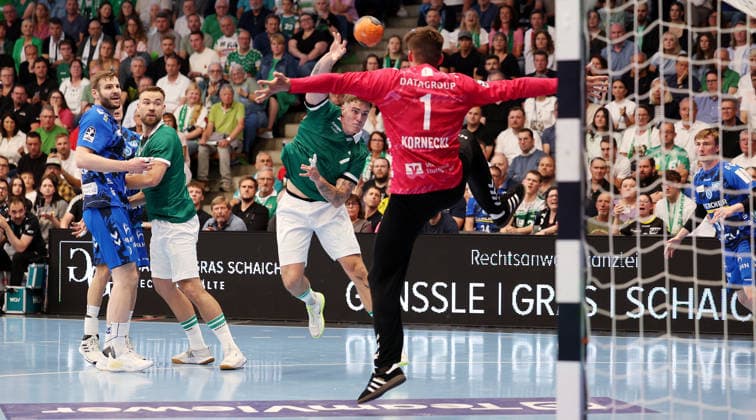 Handball, HBL, Frisch Auf! Göppingen - TVB 1898 Stuttgart #3 Göppingen Handball Frisch Auf ! Göppingen vs. TVB Stuttgart, Victor Klöve (Göppingen, MItte), Mateusz Kornecki (TVB)