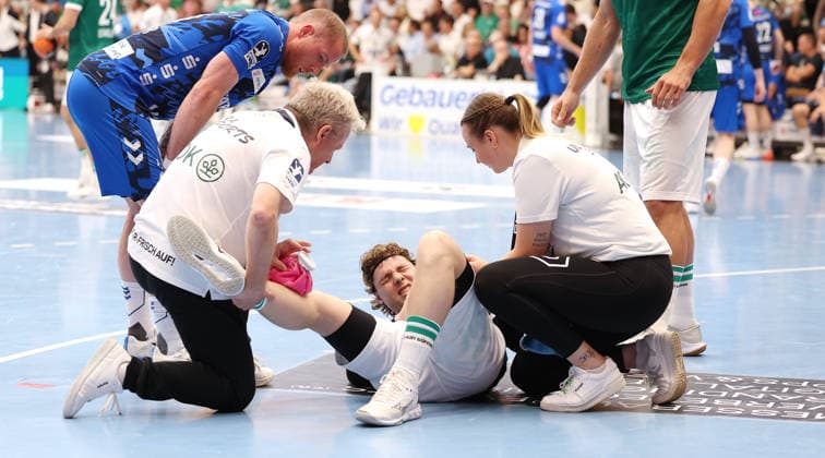Handball, HBL, Frisch Auf! Göppingen - TVB 1898 Stuttgart #3 Göppingen Handball Frisch Auf ! Göppingen vs. TVB Stuttgart, Franko Lastro (Göppingen, am Boden) wird am Knie behandelt, Patrick Zieker (TVB, links)