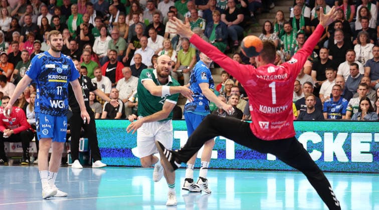 Handball, HBL, Frisch Auf! Göppingen - TVB 1898 Stuttgart #3 Göppingen Handball Frisch Auf ! Göppingen vs. TVB Stuttgart, v.l. Samuel Röthlisberger (TVB), Marcel Schiller (Göppingen), Mateusz Kornecki (TVB)