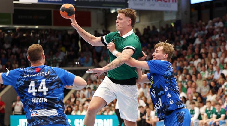 Handball, HBL, Frisch Auf! Göppingen - TVB 1898 Stuttgart #3 Göppingen Handball Frisch Auf ! Göppingen vs. TVB Stuttgart, v.l. Lenny Rubin (TVB), Victor Klöve (Göppingen), Linus Schmid (TVB)