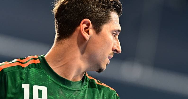 Handball, HBL, Rhein-Neckar Löwen - TSV Hannover-Burgdorf #4 Nahaufnahme von Marius Steinhauser ( 19, TSV Hannover-Burgdorf) im grünen Trikot mit orangefarbenen Streifen. Der Spieler blickt konzentriert zur Seite während des Handballspiels der DAIKIN HBL zwischen Rhein Neckar Löwen und TSV Hannover-Burgdorf am 03.06.2026 in der SAP Arena Mannheim. Marius Steinhauser ( 19, TSV Hannover-Burgdorf) im Porträt Copyright: xMichaelxGelhardtx