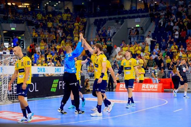 Handball, HBL, Rhein-Neckar Löwen - TSV Hannover-Burgdorf #4 Steven Plucnar Jacobsen ( 9; Rhein Neckar Löwen) klatscht mit dem Torwart der Rhein Neckar Löwen ab, während Lukas Sandell ( 11; Rhein Neckar Löwen) und Sebastian Heymann ( 13; Rhein Neckar Löwen) im Hintergrund zu sehen sind. Die Zuschauer in der gut gefüllten Arena feiern die Mannschaft. Steven Plucnar Jacobsen ( 9; Rhein Neckar Löwen) feiert mit Torwart