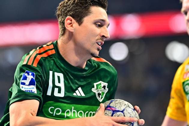 Handball, HBL, Rhein-Neckar Löwen - TSV Hannover-Burgdorf #4 Marius Steinhauser ( 19; TSV Hannover Burgdorf) hält den Handball in beiden Händen und bereitet eine Spielaktion vor. Im Hintergrund ist ein Spieler der Rhein Neckar Löwen zu sehen. Marius Steinhauser ( 19; TSV Hannover Burgdorf) mit Ball im Angriff Copyright: xMichaelxGelhardtx
