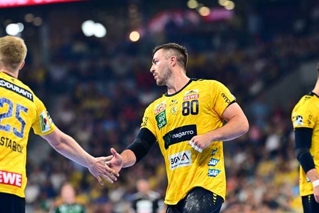 Handball, HBL, Rhein-Neckar Löwen - TSV Hannover-Burgdorf #4 Jannik Kohlbacher ( 80; Rhein Neckar Löwen) klatscht mit Haukur Thrastarson ( 25; Rhein Neckar Löwen) ab. Im Hintergrund sind Zuschauer in der vollbesetzten Arena zu sehen. Jannik Kohlbacher ( 80; Rhein Neckar Löwen) beim Abklatschen mit Teamkollegen Copyright: xMichaelxGelhardtx
