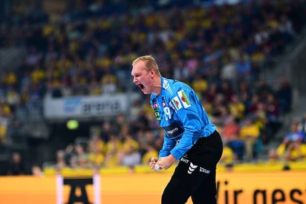 Handball, HBL, Rhein-Neckar Löwen - TSV Hannover-Burgdorf #4 Torwart David Späth ( 29; Rhein Neckar Löwen) reißt den Mund auf und ballt die Fäuste in einer emotionalen Jubelgeste. Im Hintergrund ist eine vollbesetzte Tribüne mit gelb gekleideten Zuschauern zu sehen. David Späth ( 29; Rhein Neckar Löwen) jubelt lautstark Copyright: xMichaelxGelhardtx