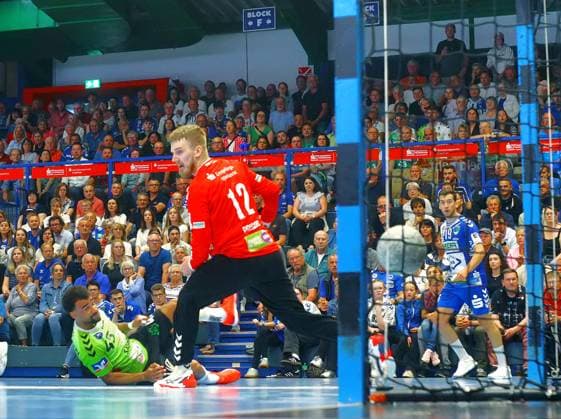Handball, Qualifikation zur 2. HBL, EHV Aue - TV Emsdetten Eric Damböck (Emsdetten, am Boden) überwindet Torhüter Armis Priskus (EHV) Handball-Qualifikationsspiel zur 2.Liga EHV Aue - TV Emsdetten am 3.6.2026 EHV Aue - TV Emsdetten