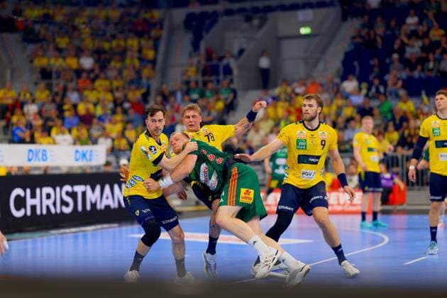 Handball, HBL, Rhein-Neckar Löwen - TSV Hannover-Burgdorf #4 Edwin Aspenbäck ( 78; Rhein Neckar Löwen) und Patrick Groetzki ( 24; Rhein Neckar Löwen) stellen gemeinsam einen Spieler von TSV Hannover Burgdorf im Zweikampf. Steven Plucnar Jacobsen ( 9; Rhein Neckar Löwen) und Sebastian Heymann ( 13; Rhein Neckar Löwen) sind im Hintergrund positioniert. Edwin Aspenbäck ( 78; Rhein Neckar Löwen) im Zweikampf gegen TSV Hannover Burgdorf