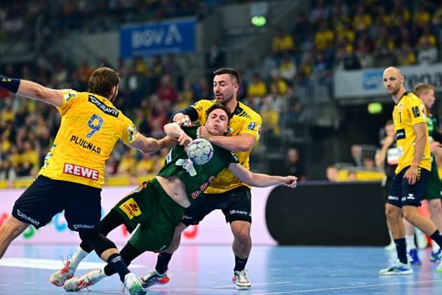 Handball, HBL, Rhein-Neckar Löwen - TSV Hannover-Burgdorf #4 Jannik Kohlbacher ( 80; Rhein Neckar Löwen) drängt einen Spieler im grünen Trikot beim Wurfversuch ab, Steven Plucnar Jacobsen ( 9; Rhein Neckar Löwen) unterstützt die Abwehraktion von links. Im Hintergrund ist Lukas Sandell ( 11; Rhein Neckar Löwen) zu sehen. Jannik Kohlbacher ( 80; Rhein Neckar Löwen) im Zweikampf gegen Gegner Copyright: xMichaelxGelhardtx