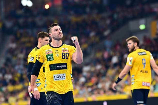 Handball, HBL, Rhein-Neckar Löwen - TSV Hannover-Burgdorf #4 Jannik Kohlbacher ( 80; Rhein Neckar Löwen) ballt die Faust und blickt nach oben in einer Jubelgeste. Im Hintergrund sind Sebastian Heymann ( 13; Rhein Neckar Löwen) sowie Steven Plucnar Jacobsen ( 9; Rhein Neckar Löwen) zu sehen. Jannik Kohlbacher ( 80; Rhein Neckar Löwen) jubelt nach Torerfolg Copyright: xMichaelxGelhardtx