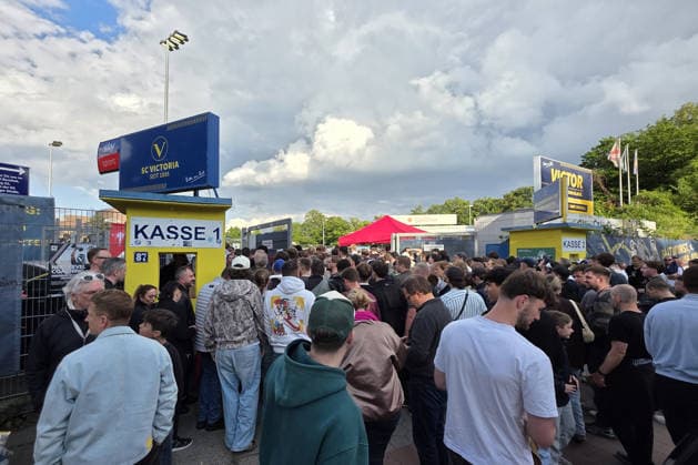 Fußball, Oberliga, Relegation, Eimsbütteler TV - SV Todesfelde Fußball, Saison 2025 26, Aufstiegsrunde Regionalliga Nord, Eimsbütteler TV - SV Todesfelde, Stadion Hoheluft (Hamburg), 03.06.2026, 2. Spieltag Bis zum Anpfiff großer Zuschauerandrang vor den Eingängen ins Stadion Hoheluft. Hamburg Deutschland