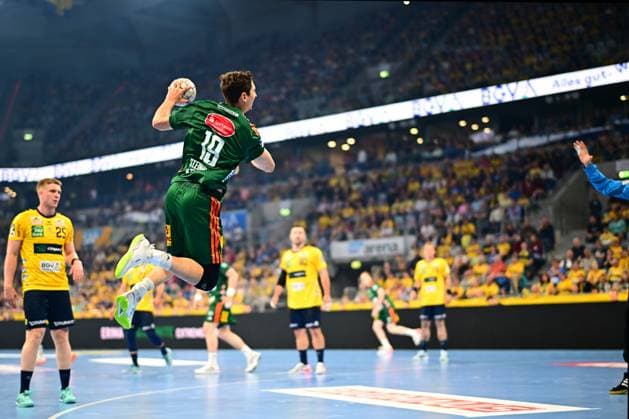 Marius Steinhauser ( 19; TSV Hannover Burgdorf) springt ab und zieht zum Wurf auf das Tor der Rhein Neckar Löwen. Steven Plucnar Jacobsen ( 9; Rhein Neckar Löwen) und Haukur Thrastarson ( 25; Rhein Neckar Löwen) versuchen den Angriff zu unterbinden. Marius Steinhauser ( 19; TSV Hannover Burgdorf) beim Sprungwurf gegen Rhein Neckar Löwen Copyright: xMichaelxGelhardtx