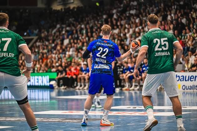 Handball, HBL, Frisch Auf! Göppingen - TVB 1898 Stuttgart #5 Torben Matzken ( 22; TVB Stuttgart) behauptet den Ball gegen Ludvig Jurmala Åström ( 25; Frisch Auf! Göppingen) im Rückraum. Links im Bild ist Oskar Sunnefeldt ( 27; Frisch Auf! Göppingen) zu sehen. Torben Matzken ( 22; TVB Stuttgart) im Zweikampf gegen Ludvig Jurmala Åström ( 25; Frisch Auf! Göppingen)