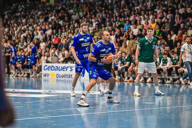 Handball, HBL, Frisch Auf! Göppingen - TVB 1898 Stuttgart #5 Kai Häfner ( 34; TVB Stuttgart) trägt den Ball in der Angriffsbewegung, im Hintergrund begleitet Samuel Röthlisberger ( 17; TVB Stuttgart) den Spielzug. Oskar Neudeck ( 2; Frisch Auf! Göppingen) beobachtet die Szene von der Seite. Kai Häfner ( 34; TVB Stuttgart) mit Ball im Angriff gegen Frisch Auf! Göppingen