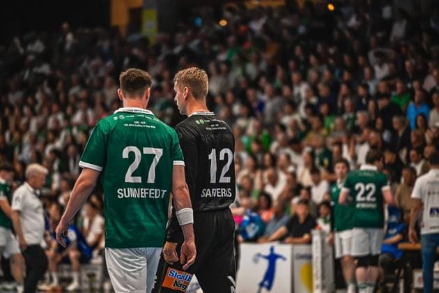 Handball, HBL, Frisch Auf! Göppingen - TVB 1898 Stuttgart #5 Oskar Sunnefeldt ( 27; Frisch Auf! Göppingen) und Torwart Kristian Sæveras ( 12; Frisch Auf! Göppingen) stehen nebeneinander und unterhalten sich während des Spiels. Im Hintergrund ist Erik Persson ( 22; Frisch Auf! Göppingen) zu erkennen. Oskar Sunnefeldt ( 27) und Kristian Sæveras ( 12; Frisch Auf! Göppingen) im Gespräch
