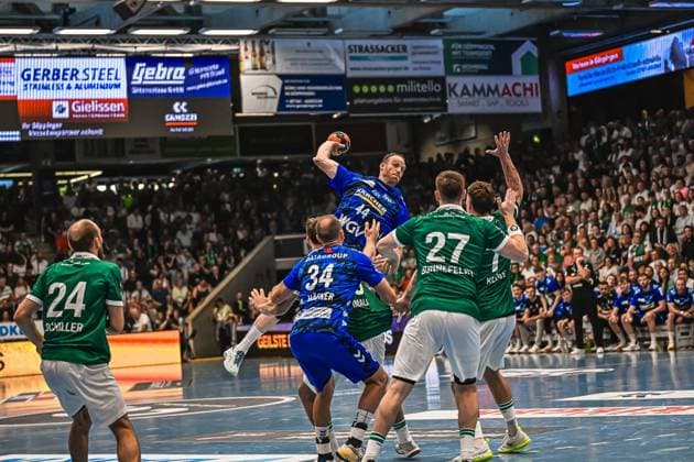 Handball, HBL, Frisch Auf! Göppingen - TVB 1898 Stuttgart #5 Lenny Rubin ( 44; TVB Stuttgart) springt hoch und wirft den Ball in Richtung Tor, umgeben von der Abwehr von Frisch Auf! Göppingen. Oskar Sunnefeldt ( 27; Frisch Auf! Göppingen) und Victor Klöve ( 7; Frisch Auf! Göppingen) versuchen den Wurf zu blocken, während Marcel Schiller ( 24; Frisch Auf! Göppingen) und Kai Häfner ( 34; TVB Stuttgart) ebenfalls im Bild sind. Lenny Rubin ( 44; TVB Stuttgart) springt zum Wurf gegen Frisch Auf! Göppingen