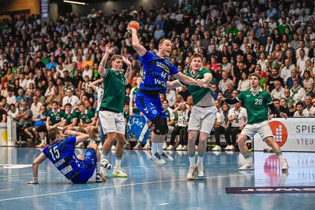 Handball, HBL, Frisch Auf! Göppingen - TVB 1898 Stuttgart #5 Lenny Rubin ( 44; TVB Stuttgart) springt hoch und wirft auf das Tor, während Spieler von Frisch Auf! Göppingen versuchen den Wurf zu blocken. Simone Mengon ( 15; TVB Stuttgart) liegt am Boden, Franko Lastro ( 28; Frisch Auf! Göppingen) und Oskar Neudeck ( 2; Frisch Auf! Göppingen) sind in der Abwehr aktiv. Lenny Rubin ( 44; TVB Stuttgart) zieht ab gegen Frisch Auf! Göppingen