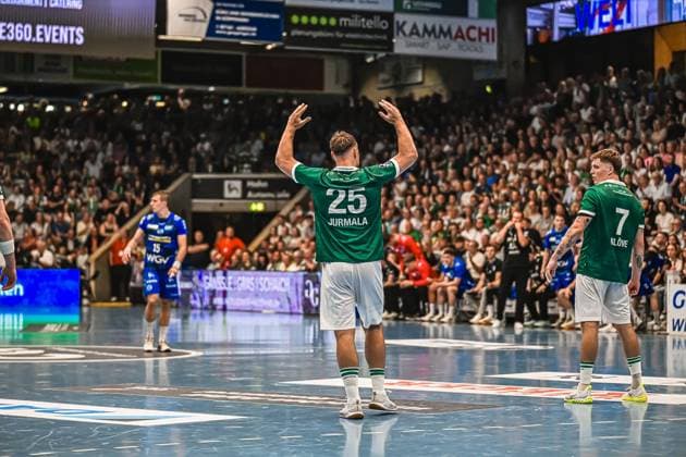 Handball, HBL, Frisch Auf! Göppingen - TVB 1898 Stuttgart #5 Ludvig Jurmala Åström ( 25; Frisch Auf! Göppingen) steht mit dem Rücken zur Kamera und hebt beide Arme in einer Reklamationsgeste. Im Hintergrund sind Victor Klöve ( 7; Frisch Auf! Göppingen) sowie ein Spieler des TVB Stuttgart zu sehen. Ludvig Jurmala Åström ( 25; Frisch Auf! Göppingen) reklamiert mit erhobenen Armen