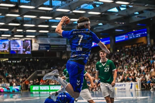 Handball, HBL, Frisch Auf! Göppingen - TVB 1898 Stuttgart #5 Kasper Thorsen Lien ( 7; TVB Stuttgart) springt mit dem Ball in der Wurfbewegung ab. Im Hintergrund ist Oskar Sunnefeldt ( 27; Frisch Auf! Göppingen) als Abwehrspieler zu sehen. Kasper Thorsen Lien ( 7; TVB Stuttgart) beim Sprungwurf