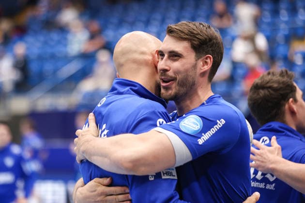 Handball, HBL, TBV Lemgo - SC DHfK Leipzig 2026.06.03, xkwix, Handball, HBL, TBV Lemgo Lippe - SC DHfK Leipzig, PHOENIX CONTACT arena, 33.Spieltag, Saison 2025 2026: Hendrik Wagner (TBV Lemgo Lippe 28) umarmt beim aufwaermen Urh Kastelic (TBV Lemgo Lippe 99) Photo: xKamilxWilkowskixPressefotoKochx Nordrhein-Westfalen Deutschland