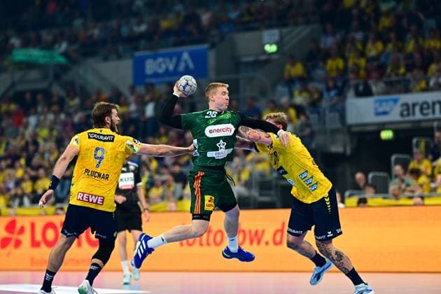 Bendix Dietzsch ( 20; TSV Hannover Burgdorf) springt mit dem Ball zum Wurf und wird dabei von zwei Spielern der Rhein Neckar Löwen bedrängt. Links versucht Steven Plucnar Jacobsen ( 9; Rhein Neckar Löwen) den Angriff zu stoppen. Bendix Dietzsch ( 20; TSV Hannover Burgdorf) im Sprungwurf gegen Rhein Neckar Löwen Copyright: xMichaelxGelhardtx