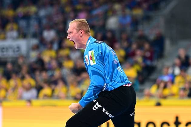 Torwart David Späth ( 29; Rhein Neckar Löwen) reißt die Faust hoch und schreit seinen Jubel heraus. Im Hintergrund sind die gelb gekleideten Zuschauer der vollbesetzten Arena zu sehen. David Späth ( 29; Rhein Neckar Löwen) jubelt lautstark Copyright: xMichaelxGelhardtx