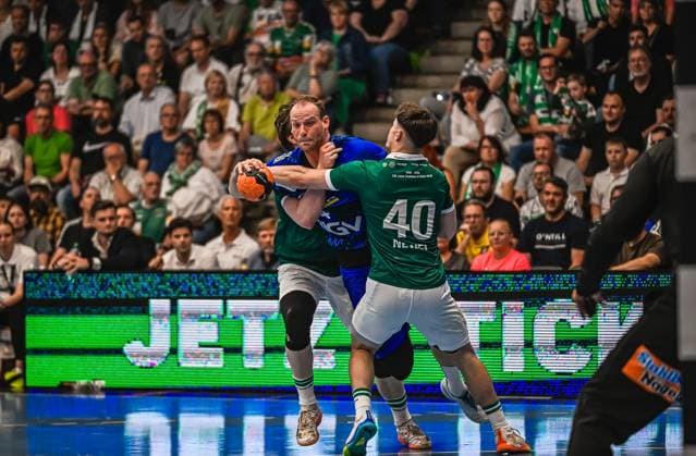 Handball, HBL, Frisch Auf! Göppingen - TVB 1898 Stuttgart #5 Lenny Rubin ( 44; TVB Stuttgart) kämpft sich mit dem Ball durch die Abwehr von Elias Newel ( 40; Frisch Auf! Göppingen). Die Zuschauer in der vollbesetzten Halle verfolgen das Duell aufmerksam. Lenny Rubin ( 44; TVB Stuttgart) im Zweikampf gegen Elias Newel ( 40; Frisch Auf! Göppingen)
