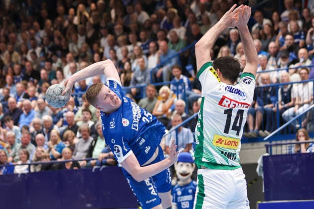 Handball, HBL, TBV Lemgo - SC DHfK Leipzig 2026.06.03, xkwix, Handball, HBL, TBV Lemgo Lippe - SC DHfK Leipzig, PHOENIX CONTACT arena, 33.Spieltag, Saison 2025 2026: Niels Versteijnen (TBV Lemgo Lippe 25) im Zweikampf beim Wurf gegen Marko MamiÄ‡ (SC DHfK Leipzig 14) Photo: xKamilxWilkowskixPressefotoKochx Nordrhein-Westfalen Deutschland