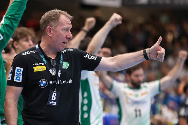 Handball, HBL, TBV Lemgo - SC DHfK Leipzig 2026.06.03, xkwix, Handball, HBL, TBV Lemgo Lippe - SC DHfK Leipzig, PHOENIX CONTACT arena, 33.Spieltag, Saison 2025 2026: Frank Carstens (SC DHfK Leipzig Trainer) zeigt daumen hoch Photo: xKamilxWilkowskixPressefotoKochx Nordrhein-Westfalen Deutschland