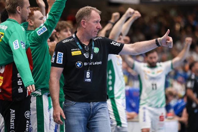 Handball, HBL, TBV Lemgo - SC DHfK Leipzig 2026.06.03, xkwix, Handball, HBL, TBV Lemgo Lippe - SC DHfK Leipzig, PHOENIX CONTACT arena, 33.Spieltag, Saison 2025 2026: Frank Carstens (SC DHfK Leipzig Trainer) zeigt daumen hoch Photo: xKamilxWilkowskixPressefotoKochx Nordrhein-Westfalen Deutschland