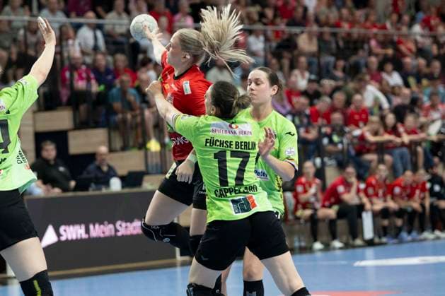 Handball, Frauen, HBF, Relegation, SV Union Halle-Neustadt - Füchse Berlin Handball Bundesliga Frauen,HBF, Saison 2025 2026 Relegation-SV Union Halle-Neustadt vs.Spreefüchse Berlin Halle, Deutschland 03.Juni 2026: Im Bild:v.li.Viktoria Marksteiner (Halle) und Angela Cappellaro (Berlin) Halle Saale SWH Arena Sachsen-Anhalt Deutschland