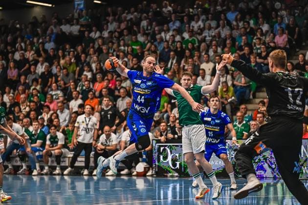 Handball, HBL, Frisch Auf! Göppingen - TVB 1898 Stuttgart #5 Kai Häfner ( 34; TVB Stuttgart) springt ab und zieht zum Wurf hoch, während Oskar Neudeck ( 2; Frisch Auf! Göppingen) die Abwehr versucht. Im Hintergrund ist Max Heydecke ( 19; TVB Stuttgart) zu sehen, der Torwart Kristian Sæveras ( 12; Frisch Auf! Göppingen) steht im Tor. Kai Häfner ( 34; TVB Stuttgart) beim Sprungwurf gegen Frisch Auf! Göppingen