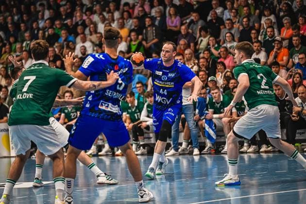 Handball, HBL, Frisch Auf! Göppingen - TVB 1898 Stuttgart #5 Lenny Rubin ( 44; TVB Stuttgart) trägt den Ball und sucht eine Angriffsoption, umgeben von Gegenspielern von Frisch Auf! Göppingen. Links ist Victor Klöve ( 7; Frisch Auf! Göppingen) in der Abwehr zu sehen, rechts Oskar Neudeck ( 2; Frisch Auf! Göppingen). Lenny Rubin ( 44; TVB Stuttgart) im Angriff gegen Frisch Auf! Göppingen