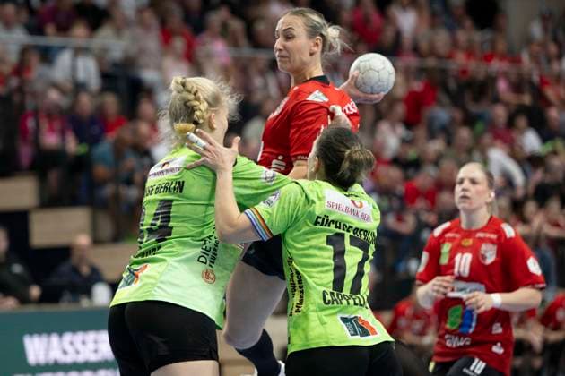 Handball, Frauen, HBF, Relegation, SV Union Halle-Neustadt - Füchse Berlin Handball Bundesliga Frauen,HBF, Saison 2025 2026 Relegation-SV Union Halle-Neustadt vs.Spreefüchse Berlin Halle, Deutschland 03.Juni 2026: Im Bild:v. li. im Zweikampf Jonna Schaube (Berlin), Lea Gruber (Halle) und Angela Cappellaro (Berlin) Halle Saale SWH Arena Sachsen-Anhalt Deutschland