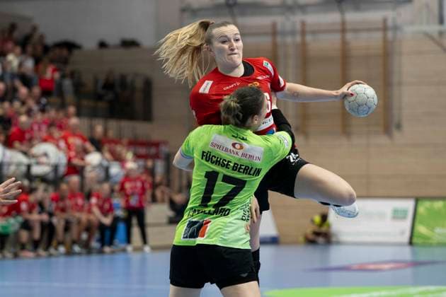 Handball, Frauen, HBF, Relegation, SV Union Halle-Neustadt - Füchse Berlin Handball Bundesliga Frauen,HBF, Saison 2025 2026 Relegation-SV Union Halle-Neustadt vs.Spreefüchse Berlin Halle, Deutschland 03.Juni 2026: Im Bild:v.li.Angela Cappellaro (Berlin) und Cara Reuthal (Halle) Halle Saale SWH Arena Sachsen-Anhalt Deutschland