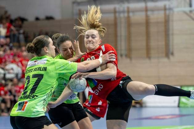 Handball, Frauen, HBF, Relegation, SV Union Halle-Neustadt - Füchse Berlin Handball Bundesliga Frauen,HBF, Saison 2025 2026 Relegation-SV Union Halle-Neustadt vs.Spreefüchse Berlin Halle, Deutschland 03.Juni 2026: Im Bild:v. li. im Zweikampf Nomi in de Braekt (Berlin), Angela Cappellaro (Berlin) und Cara Reuthal (Halle) Halle Saale SWH Arena Sachsen-Anhalt Deutschland