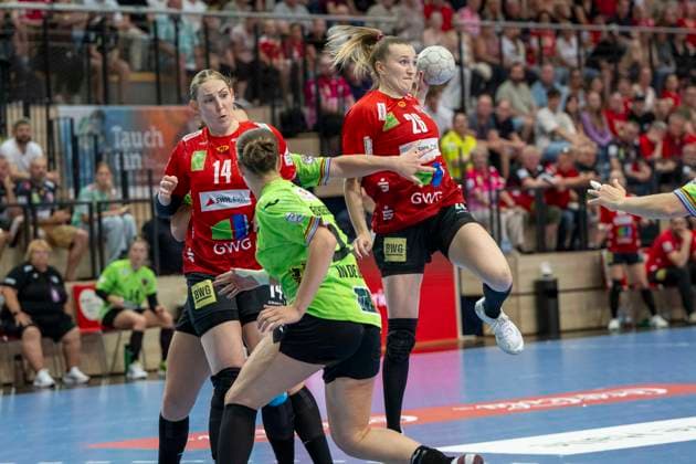 Handball, Frauen, HBF, Relegation, SV Union Halle-Neustadt - Füchse Berlin Handball Bundesliga Frauen,HBF, Saison 2025 2026 Relegation-SV Union Halle-Neustadt vs.Spreefüchse Berlin Halle, Deutschland 03.Juni 2026: Im Bild:v.li.Tina Wagenlader (Halle), Nomi in de Braekt (Berlin) und Cara Reuthal (Halle) Halle Saale SWH Arena Sachsen-Anhalt Deutschland