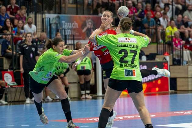 Handball, Frauen, HBF, Relegation, SV Union Halle-Neustadt - Füchse Berlin Handball Bundesliga Frauen,HBF, Saison 2025 2026 Relegation-SV Union Halle-Neustadt vs.Spreefüchse Berlin Halle, Deutschland 03.Juni 2026: Im Bild:v. li. im Zweikampf Angela Cappellaro (Berlin), Marie Polakova (Halle) und Nomi in de Braekt (Berlin) Halle Saale SWH Arena Sachsen-Anhalt Deutschland