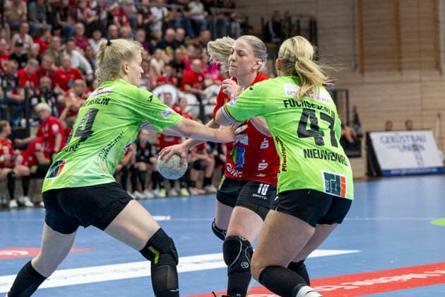 Handball, Frauen, HBF, Relegation, SV Union Halle-Neustadt - Füchse Berlin Handball Bundesliga Frauen,HBF, Saison 2025 2026 Relegation-SV Union Halle-Neustadt vs.Spreefüchse Berlin Halle, Deutschland 03.Juni 2026: Im Bild:v. li. im Zweikampf Jonna Schaube (Berlin), un10 und Anouk Nieuwenweg (Berlin) Halle Saale SWH Arena Sachsen-Anhalt Deutschland