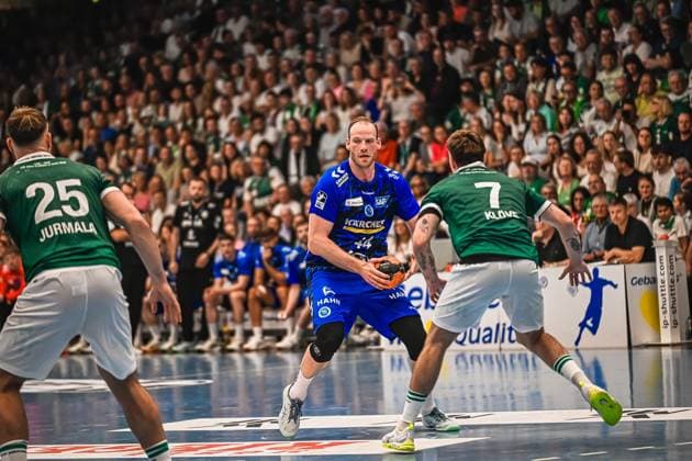 Handball, HBL, Frisch Auf! Göppingen - TVB 1898 Stuttgart #5 Lenny Rubin ( 44; TVB Stuttgart) trägt den Ball im Angriff und wird von Victor Klöve ( 7; Frisch Auf! Göppingen) sowie Ludvig Jurmala Åström ( 25; Frisch Auf! Göppingen) in der Abwehr gestellt. Die Partie findet vor ausverkauftem Haus statt. Lenny Rubin ( 44; TVB Stuttgart) im Angriff gegen Frisch Auf! Göppingen