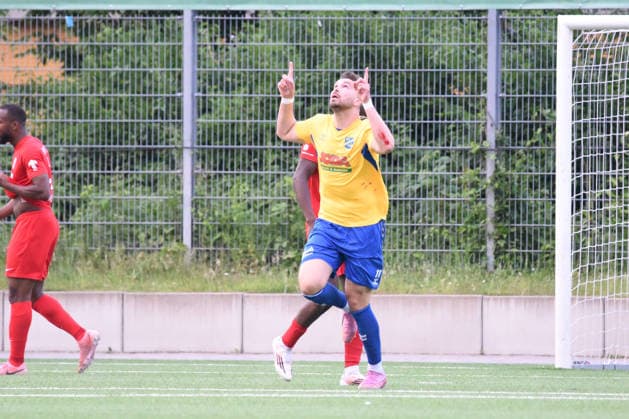 Fußball, Oberliga, Relegation, Eimsbütteler TV - SV Todesfelde #2 Fußball I Herren I Saison 2025 2026 I Aufstiegsrunde Regionalliga Nord I 2. Spieltag I Eimsbütteler TV - SV Todesfelde I 03.06.2026 Morten Liebert ( 11, SVT) blickt und zeigt nach oben gen Himmel nach dem 4:1 Anschlusstreffer (Nur zur redaktionellen Nutzung.) Hamburg Stadion Hoheluft, Lokstedter Steindamm 87 Hamburg Deutschland Copyright: xLobeca RobertoxSeidelx