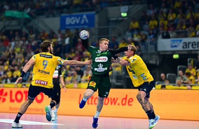 Handball, HBL, Rhein-Neckar Löwen - TSV Hannover-Burgdorf #6 Jonathan Edvardsson ( 26; TSV Hannover Burgdorf) springt zum Wurf und wird dabei von zwei Spielern der Rhein Neckar Löwen, darunter Steven Plucnar Jacobsen ( 9; Rhein Neckar Löwen), in der Luft geblockt. Die Szene findet vor ausverkauften Rängen in der SAP Arena statt. Jonathan Edvardsson ( 26; TSV Hannover Burgdorf) im Sprungwurf gegen Rhein Neckar Löwen Copyright: xMichaelxGelhardtx