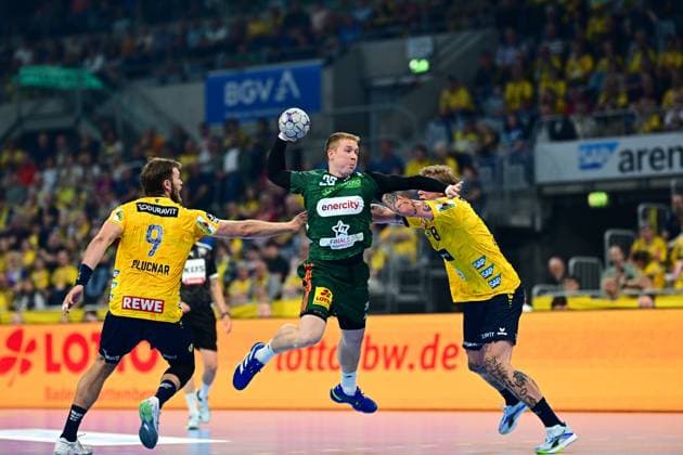 Handball, HBL, Rhein-Neckar Löwen - TSV Hannover-Burgdorf #6 Bendix Dietzsch ( 20; TSV Hannover Burgdorf) springt mit dem Ball hoch und zieht ab, während Steven Plucnar Jacobsen ( 9; Rhein Neckar Löwen) links und ein weiterer Löwen-Spieler rechts den Wurf zu blocken versuchen. Die Szene findet in der SAP Arena vor vollem Zuschauerrang statt. Bendix Dietzsch ( 20; TSV Hannover Burgdorf) im Sprungwurf zwischen zwei Löwen-Verteidigern Copyright: xMichaelxGelhardtx