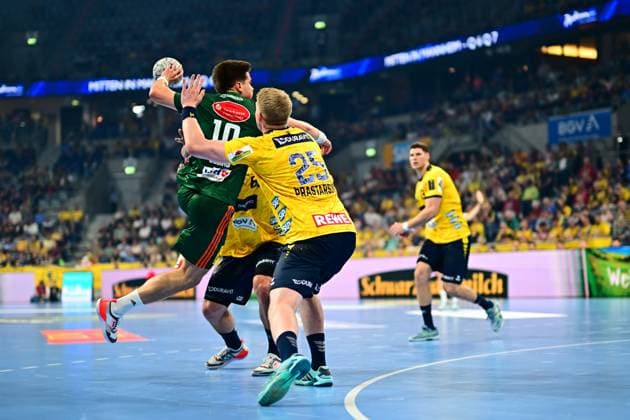Renars Uscins ( 10; TSV Hannover Burgdorf) springt zum Wurf und wird dabei von Haukur Thrastarson ( 25; Rhein Neckar Löwen) geblockt. Im Hintergrund läuft ein weiterer Spieler der Rhein Neckar Löwen ins Bild. Renars Uscins ( 10; TSV Hannover Burgdorf) im Sprungwurf gegen Haukur Thrastarson ( 25; Rhein Neckar Löwen) Copyright: xMichaelxGelhardtx