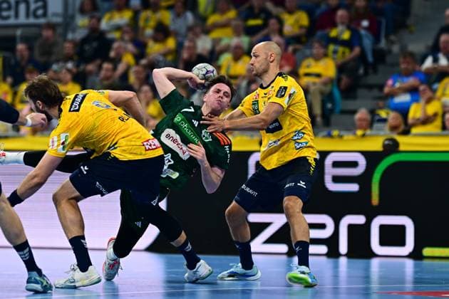 Leif Tissier ( 7; TSV Hannover-Burgdorf) versucht einen Wurf, während Lukas Sandell ( 11; Rhein Neckar Löwen) und ein weiterer Löwen-Spieler ihn unter Druck setzen. Die Szene zeigt einen intensiven Zweikampf vor voll besetzten Zuschauerrängen. Lukas Sandell ( 11; Rhein Neckar Löwen) im Zweikampf gegen Leif Tissier ( 7; TSV Hannover-Burgdorf) Copyright: xMichaelxGelhardtx